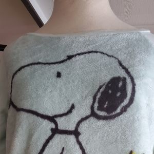 Peanuts  Snoopy sweatshirt super soft  fluffy body